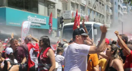 İzmir’de miting arbedesi: Polis müdahalesi başladı