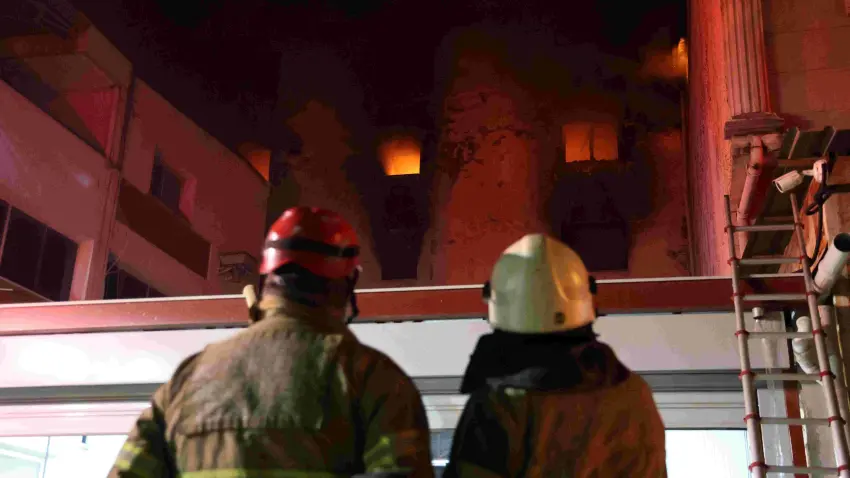 İzmir haber: Bornova’daki fabrika yangını 5 saatin sonunda kontrol altına alındı haberinin görseli