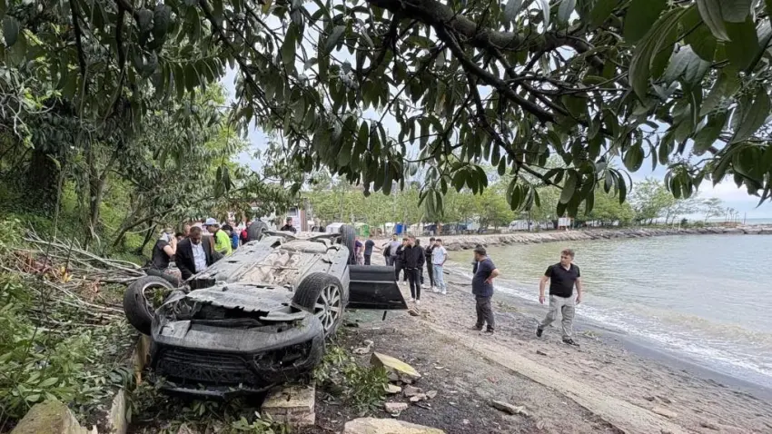 Kediye çarpmamak için manevra yapan araç plaja uçtu haberinin görseli