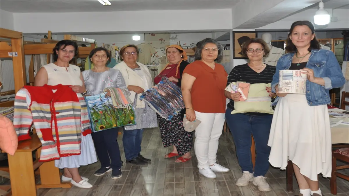 Ödemiş'te kadın kursiyerler atık poşetleri tekstil ürünlerine dönüştürüyor görseli