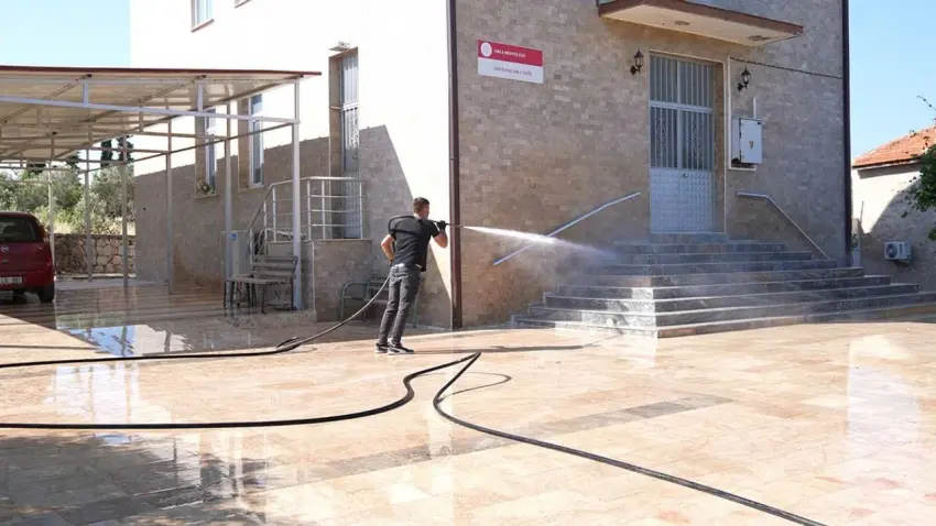 Urla’da bayram öncesi temizlik ve denetim çalışmaları hız kazandı haberinin görseli