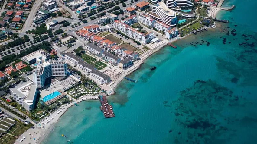 Çeşme'de bayram tatili yoğunluğu haberinin görseli