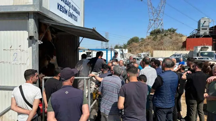 İzmir'de kurban kesim alanlarında bayram yoğunluğu haberinin görseli