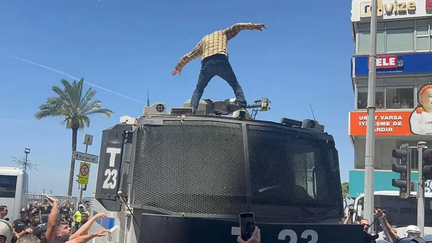 İzmir'deki gösteride TOMA'ya zarar veren müdür yardımcısı görevden uzaklaştırıldı haberinin görseli