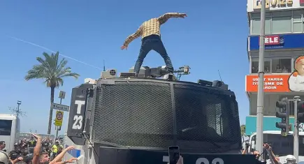 İzmir'deki gösteride TOMA'ya zarar veren müdür yardımcısı görevden uzaklaştırıldı