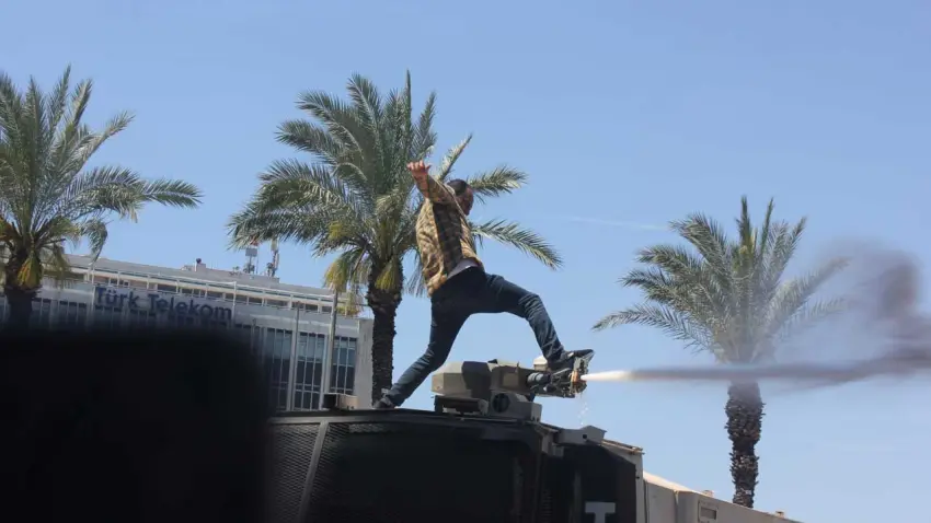İzmir haber: TOMA’nın üzerine çıkan kişi tutuklandı haberinin görseli