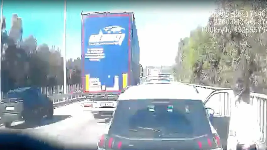 İzmir haber: Uzman Çavuş'a otoyolda TIR çarptı haberinin görseli