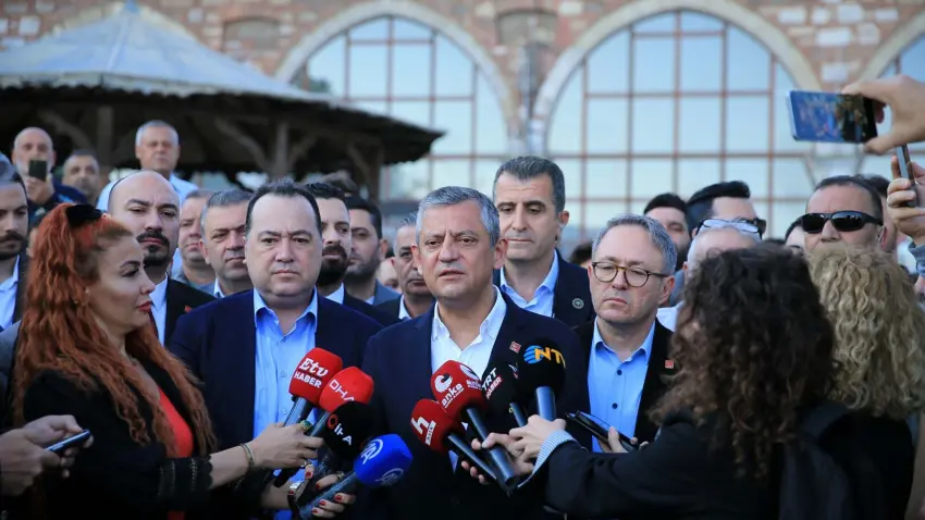 Özgür Özel’den ‘yeni parti’ iddialarına yanıt: Kimse partisinden ayrılmasın, sahip çıkacağız! haberinin görseli
