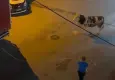 Sultanbeyli’de sıra dışı firar: Kurbanlık boğa kuaför salonuna daldı!