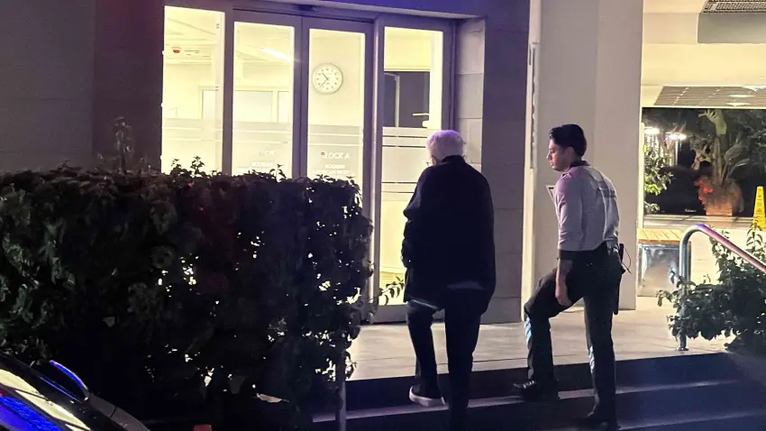Zülfü Livaneli’nin eşi Ülker Livaneli merdivenden düştü haberinin görseli