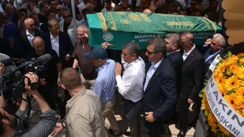 Özgür Özel, amcasını son yolculuğuna uğurladı haberinin görseli