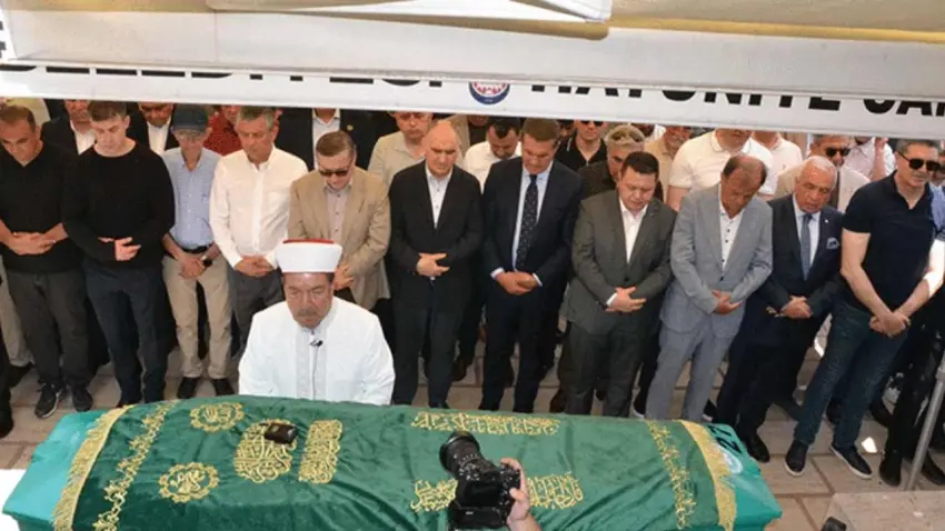 Özgür Özel amcasının cenazesine katıldı haberinin görseli