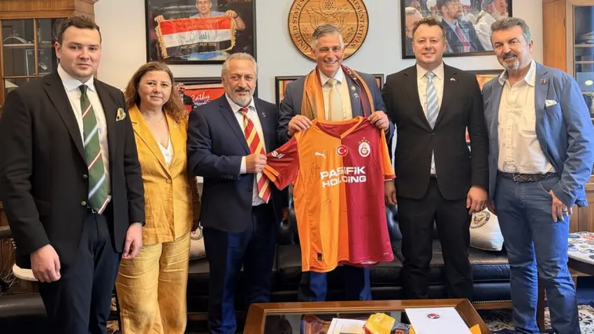 ABD Kongre Üyesi Michael Baumgartner’a Galatasaray forması hediye edildi haberinin görseli
