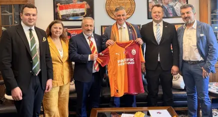 ABD Kongre Üyesi Michael Baumgartner’a Galatasaray forması hediye edildi