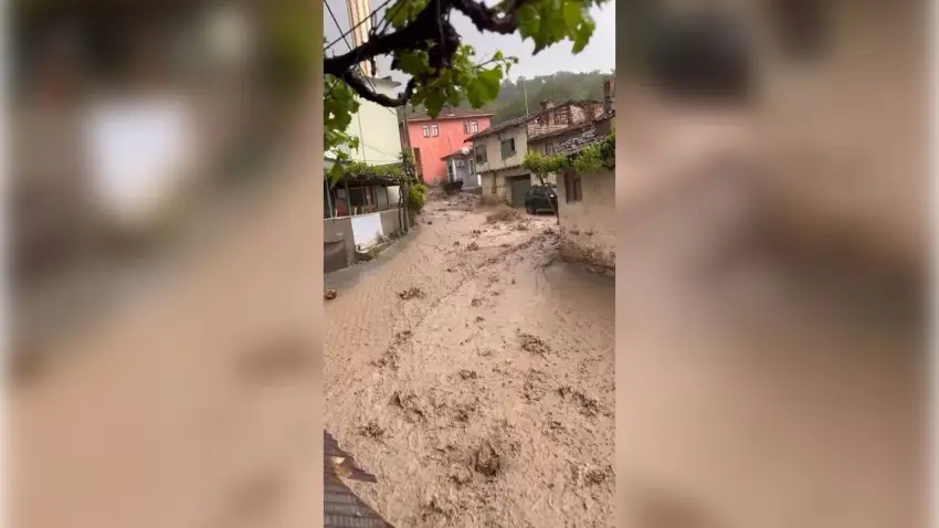 Bursa'da şiddetli sağanak sele dönüştü: Evleri su bastı, çatılar çöktü haberinin görseli