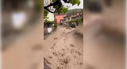 Bursa'da şiddetli sağanak sele dönüştü: Evleri su bastı, çatılar çöktü