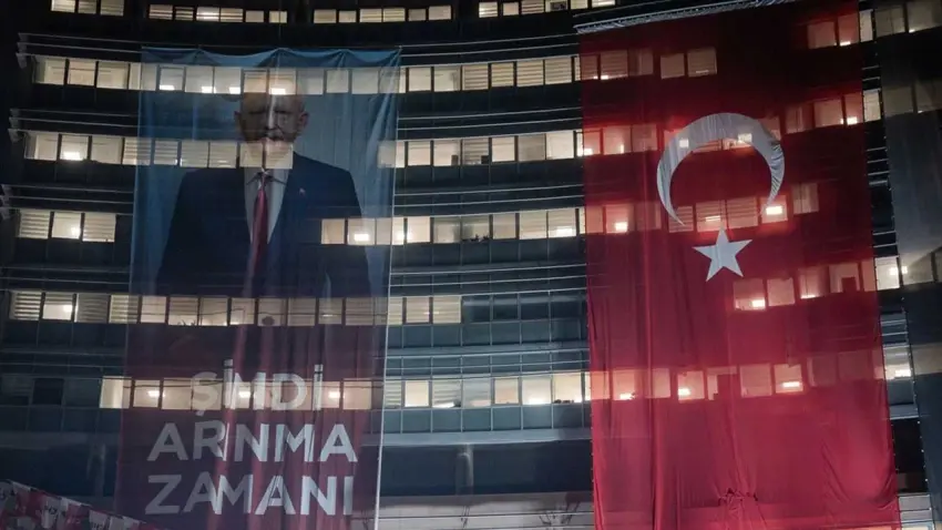 CHP Genel Merkezi'ne yarın için Kılıçdaroğlu'nun afişleri asıldı haberinin görseli