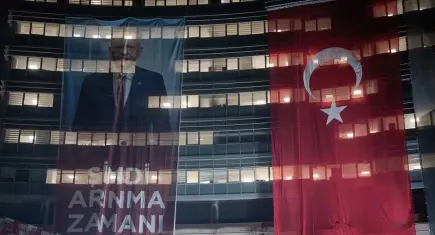 CHP Genel Merkezi'ne yarın için Kılıçdaroğlu'nun afişleri asıldı