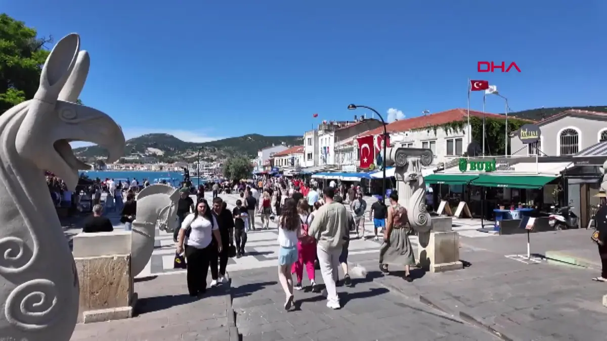 Foça'da bayram yoğunluğu görseli