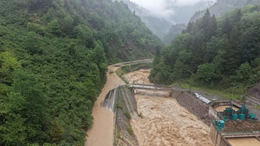 Giresun’da şiddetli sağanak il yolunu kapattı haberinin görseli