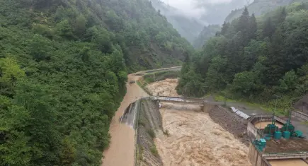 Giresun’da şiddetli sağanak il yolunu kapattı