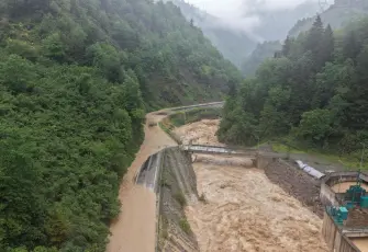 Giresun’da şiddetli sağanak il yolunu kapattı