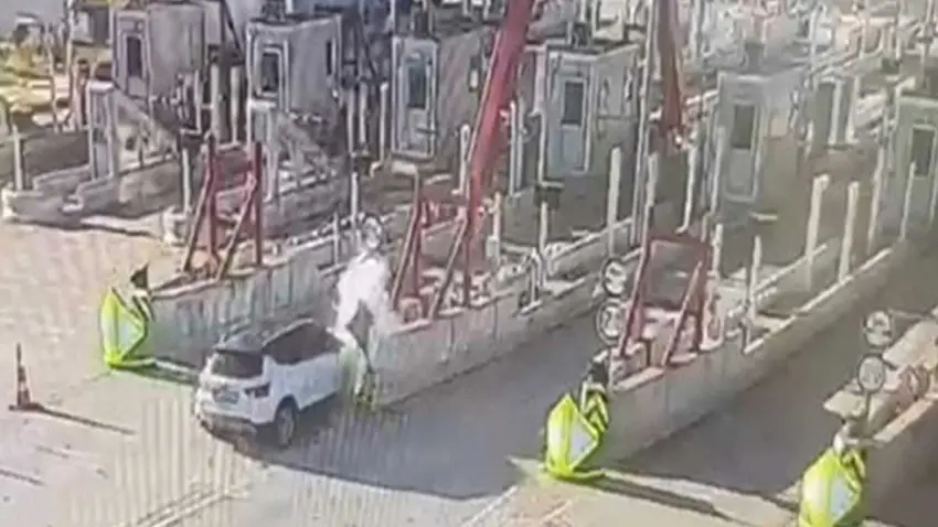 Gişe bariyerine çarpan otomobil takla attı: 1 ölü