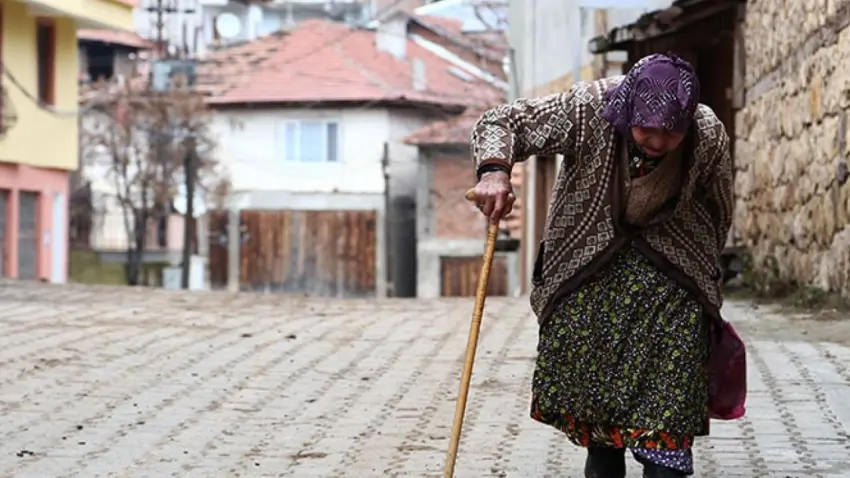 İnsan hakları aktivisti Hacer Foggo’dan yaşlı yoksulluğu eleştirisi: Derinleşiyor haberinin görseli
