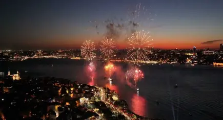 İstanbul Boğazı’ndaki havai fişek gösterisi havadan görüntülendi