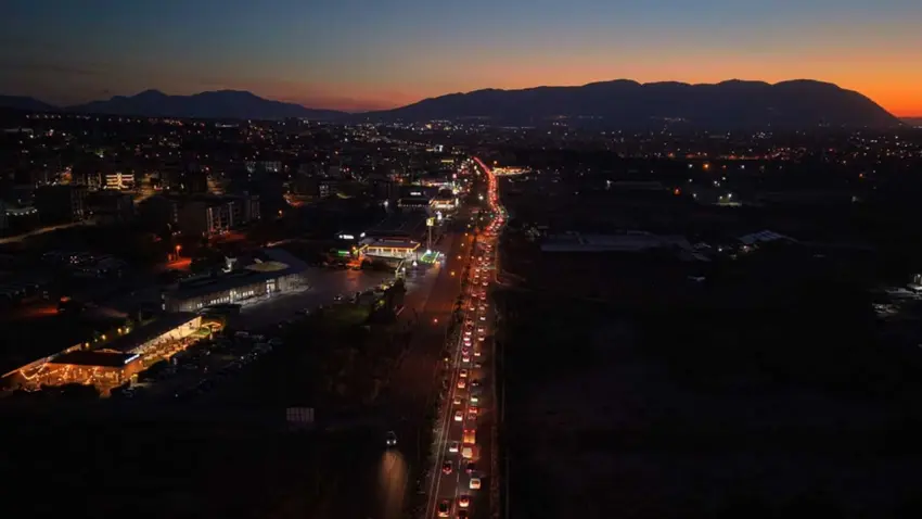 İzmir-Ankara kara yolu Manisa geçişinde bayram dönüşü yoğunluğu başladı haberinin görseli