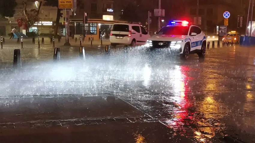 İzmir'i sağanak vurdu: Esnaf ve belediye el ele su tahliye mesaisinde haberinin görseli