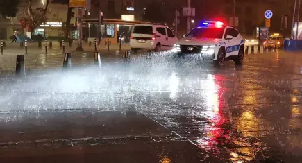 İzmir'i sağanak vurdu: Esnaf ve belediye el ele su tahliye mesaisinde