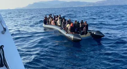 Karaburun'da 17 düzensiz göçmen kurtarıldı