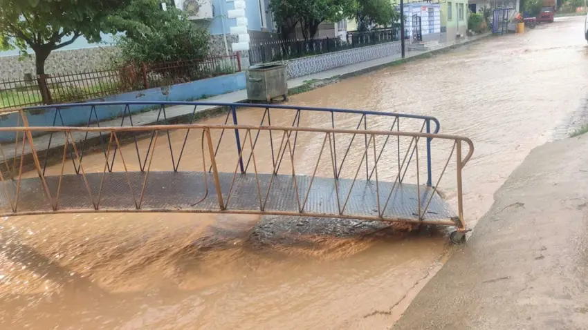 Ödemiş'te sel suları yolları kapladı: Köy meydanına seyyar köprü kuruldu! haberinin görseli