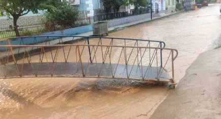 Ödemiş'te sel suları yolları kapladı: Köy meydanına seyyar köprü kuruldu!