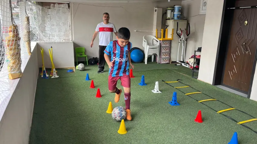Oğlunun futbol hayali için balkonunu mini sahaya çevirdi haberinin görseli