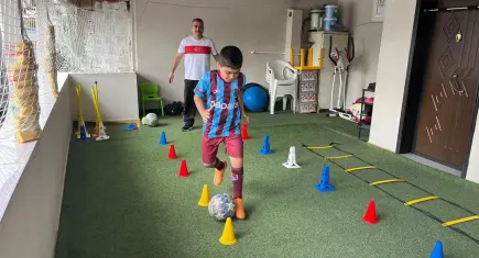 Oğlunun futbol hayali için balkonunu mini sahaya çevirdi