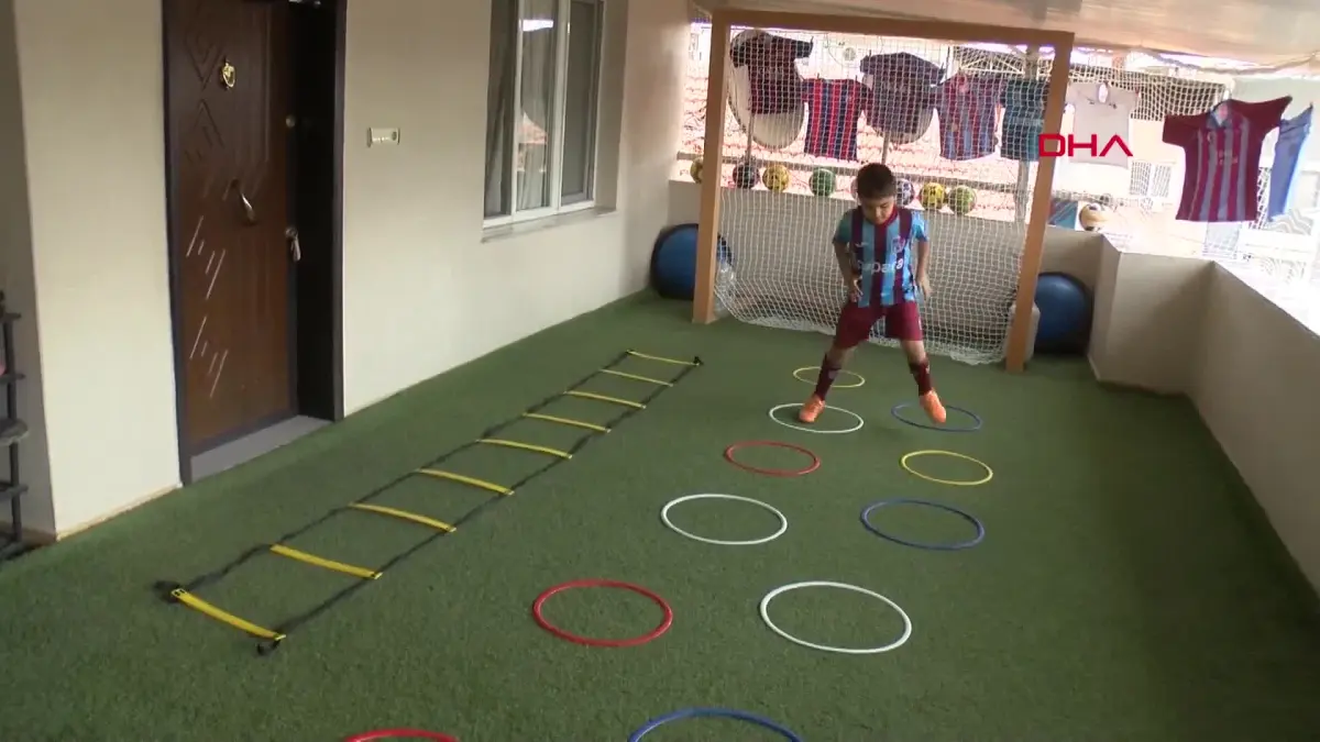 Oğlunun hayali için evinin balkonunun mini futbol sahasına çevirdi görseli