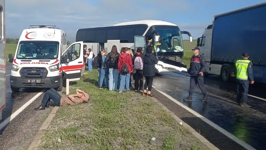 Tur otobüsü refüje çarpıp karşı şeride geçti: 16 yaralı haberinin görseli