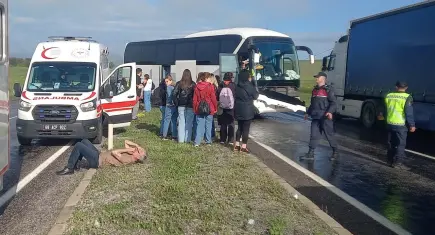 Tur otobüsü refüje çarpıp karşı şeride geçti: 16 yaralı