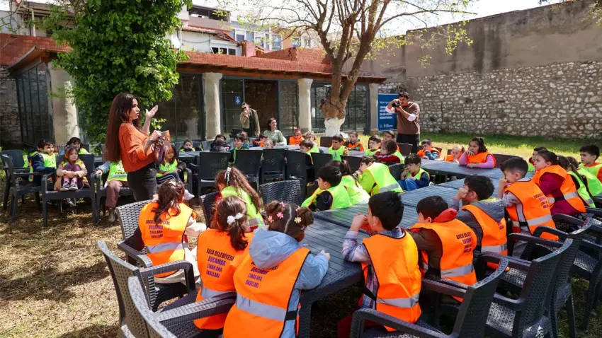 Buca’da miniklerden kütüphane ziyareti haberinin görseli