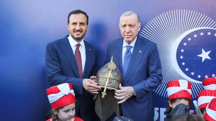 Cumhurbaşkanı Erdoğan’a İstanbul’un Fethi programında özel miğfer hediyesi haberinin görseli