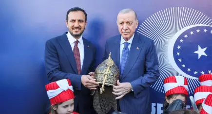 Cumhurbaşkanı Erdoğan’a İstanbul’un Fethi programında özel miğfer hediyesi