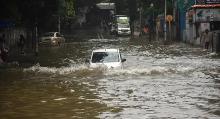 Hindistan'da şiddetli yağış ve fırtınada 28 kişi hayatını kaybetti