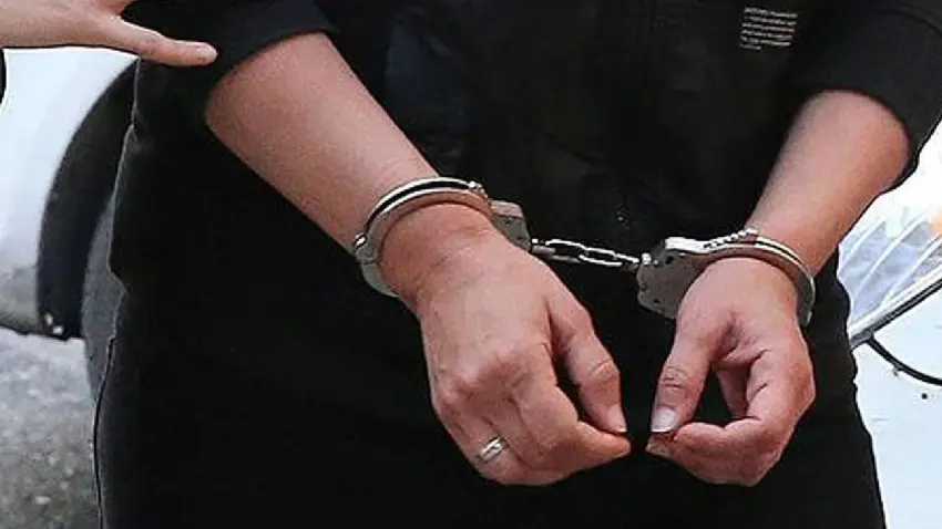 İzmir haber: 11 yaşındaki kızının müstehcen görüntülerini TikTok’ta paylaşan anne tutuklandı  haberinin görseli