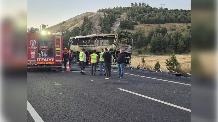Bariyerlere çarpan yolcu otobüsü alev aldı: 1'i bebek 8 ölü haberinin görseli