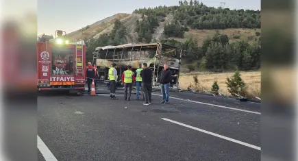 Bariyerlere çarpan yolcu otobüsü alev aldı: 1'i bebek 8 ölü