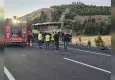 Bariyerlere çarpan yolcu otobüsü alev aldı: 1'i bebek 8 ölü