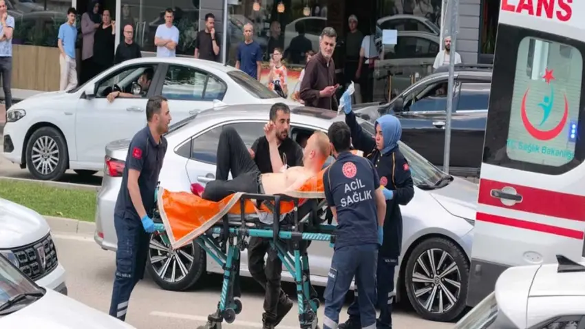 Bursa’da bıçaklı ‘yol verme’ kavgası: 1’i polis 5 yaralı haberinin görseli