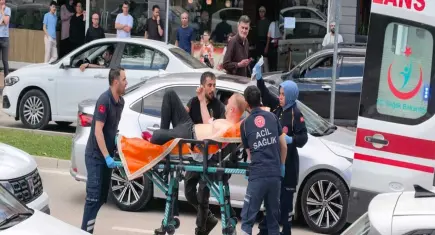 Bursa’da bıçaklı ‘yol verme’ kavgası: 1’i polis 5 yaralı